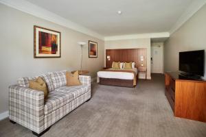 纽波特凯尔特庄园科尔德拉科特酒店的酒店客房设有一张沙发和一张床