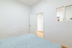 埃尔泰勒罗Los Corales的白色的卧室设有床和窗户