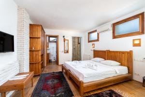 奇拉茨利艾弗西斯旅馆的一间带大床和电视的卧室