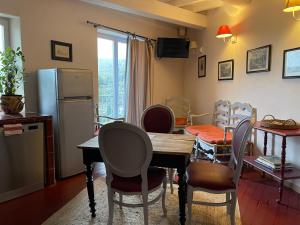 穆斯捷-圣玛丽帕提库里尔德斯鲁米尔莱斯公寓的厨房以及带桌椅的用餐室。