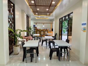 班塔延岛TEZA Resort的一间在房间内配有桌椅的餐厅