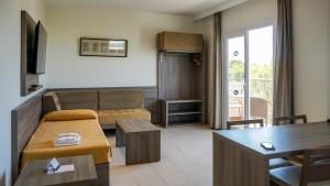帕尔马海滩Cabot Tres Torres Apartamentos的客厅配有沙发和桌子