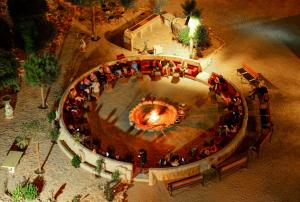 Al Ḩayy小佩特拉贝德营地旅馆的一群人站在一个大喷泉周围