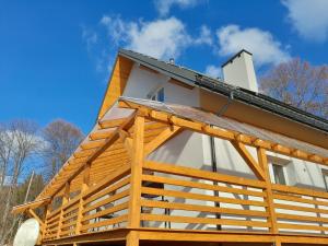 卢托维斯卡Sowinka的木结构房屋,设有 ⁇ 盖屋顶