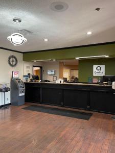 ClintonQuality Inn Frontier at US Hwy 30的一间设有现金柜台和现金登记册的等候室