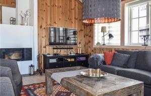 尤坎Cozy Home In Rjukan With House A Mountain View的客厅配有沙发和桌子