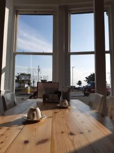 曼海德海滩酒店的一张餐桌,享有大窗户的景色