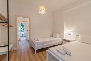 蒂锡利维Alamis Hotel & Apartments的白色卧室配有床和沙发