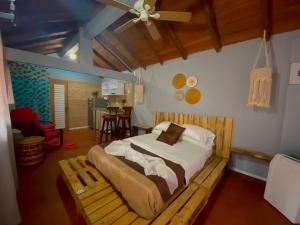 卡利Finca Villa Chalet Del Rio Cali Farm Villa Chalet Cali River的一间卧室配有一张床和一张木凳