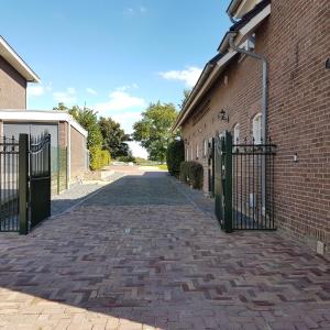 SchimmertDe Oude Koeienstal的砖砌的小巷,有门,有砖砌的建筑
