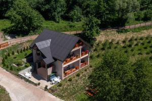谢尼察Biserna Dolina Uvac的享有带太阳能屋顶的房子的顶部景色