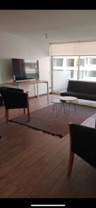 圣地亚哥Espectacular depto Moderno 22的客厅配有沙发和桌子