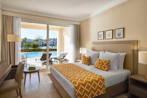 考拉亚湾Steigenberger Resort Alaya Marsa Alam - Red Sea - Adults Friendly 16 Years Plus的一间卧室配有一张床,享有游泳池的景色