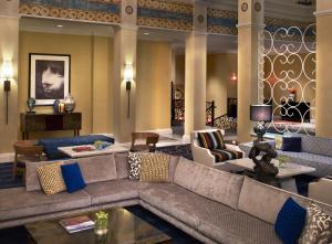西雅图西雅图摩纳哥金普顿酒店的带沙发和椅子的大客厅