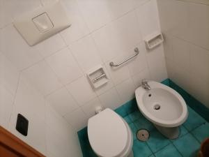 那不勒斯Atlantic Ostello B&B的一间带卫生间和坐浴盆的小浴室