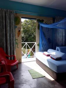 瓜拉大汉塔汉旅馆的卧室配有床、椅子和窗户。