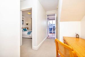 克尼斯纳Sheer Nest的客房设有带一张床和一张书桌的卧室。
