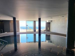 卡尼索皇家兰花酒店的一座享有海景的建筑中的水池