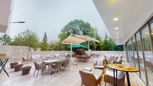 安卡拉Mimi Hotel Ankara的庭院内的餐厅,配有桌椅
