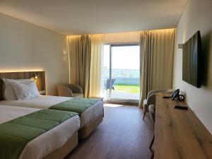 卡尼索皇家兰花酒店的酒店客房设有一张床和一个大窗户