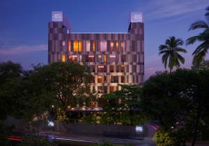 孟买Hyatt Centric Juhu Mumbai的一座晚上有很多窗户的建筑