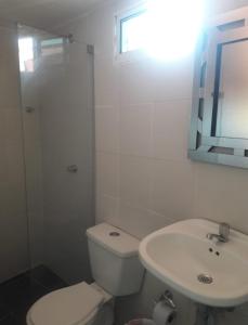 巴兰基亚buenavista class的白色的浴室设有卫生间和水槽。