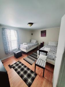 纽黑文Room in Guest room - Black-white Rm By Yale U的客厅配有两张床和椅子