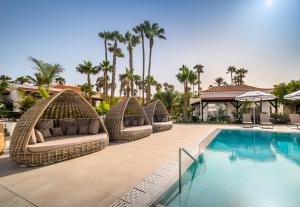 卡勒达德福斯特Barceló Fuerteventura Royal Level - Adults Only的一个带藤椅游泳池的度假胜地和一个度假胜地