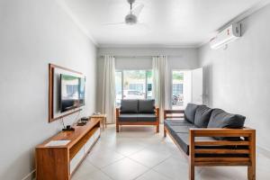 朱奎Juquehy - Casa Espaçosa em Condomínio的客厅配有沙发和桌子