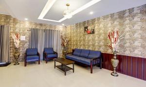 马迪凯里Itsy By Treebo - Regalia Grand 500 Mtrs From Madikeri Fort的一间等待室,配有蓝色的椅子和沙发
