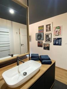 Maison de vacances la Grange 20 min de namur的浴室设有白色水槽和镜子