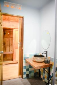 岘港Anstay Homestay & Apartment的浴室设有镜子和水槽