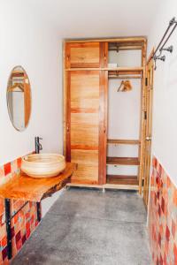 岘港Anstay Homestay & Apartment的一间带木门和水槽的浴室