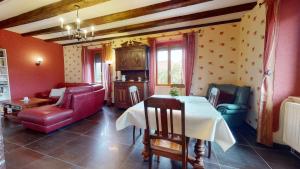 伊斯内姆La maison Blanche - Issenheim的客厅配有桌子和沙发