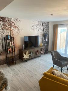 维也纳Premium Home 23的一间带电视和沙发的客厅