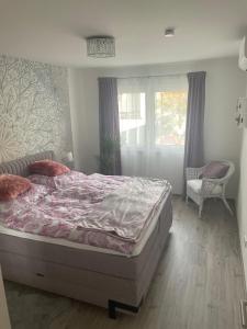 维也纳Premium Home 23的卧室配有床、椅子和窗户。
