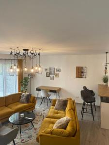 维也纳Premium Home 23的客厅配有黄色的沙发和桌子