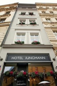 布拉格荣格曼酒店的一座在酒店的窗户上装满鲜花的建筑tg