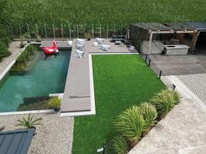 Ebersbachvista-apartments的享有后院的空中景致,设有游泳池和草地