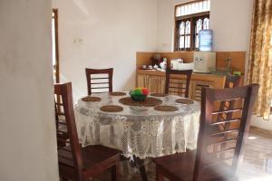 阿努拉德普勒Holiday Home Anuradapura的厨房里摆放着一碗水果的桌子