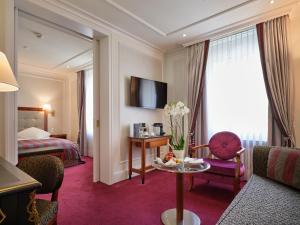 苏黎世苏黎世施维泽霍夫酒店的酒店客房设有沙发和桌子