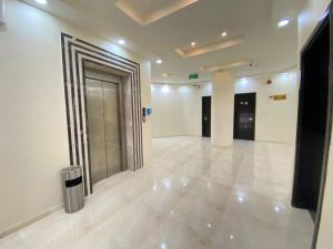 艾卜哈Qasr Aldabab Housing Units的大楼内有门的空走廊
