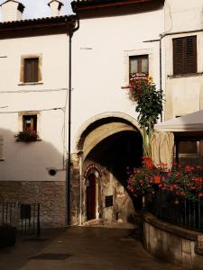 斯坎诺La Dimora di d'Annunzio的一座拱门和鲜花的建筑