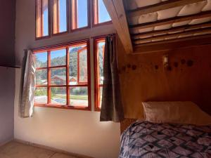 富塔莱乌富Mirlo’s hostel的一间卧室设有一张床和一个窗口