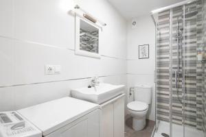 蓬费拉达Ponferrada Castillo的白色的浴室设有水槽和卫生间。