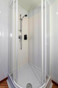 赫塔费宜必思马德里赫塔菲酒店的浴室内带玻璃淋浴间