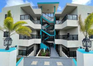 巴斯特尔Hillsboro Suites & Residences Condo Hotel, St Kitts的前面有楼梯的建筑