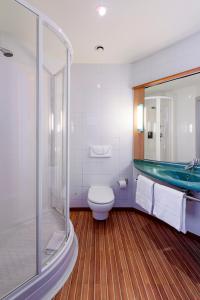 赫塔费宜必思马德里赫塔菲酒店的浴室配有卫生间、淋浴和浴缸。