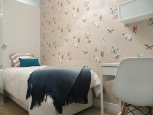 里斯本罗马公寓的卧室配有一张床上的蝴蝶壁床。
