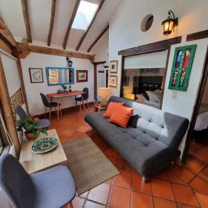 莱瓦镇Casita Artemisa - Tiny House Romántica y Mágica的客厅配有沙发和桌子